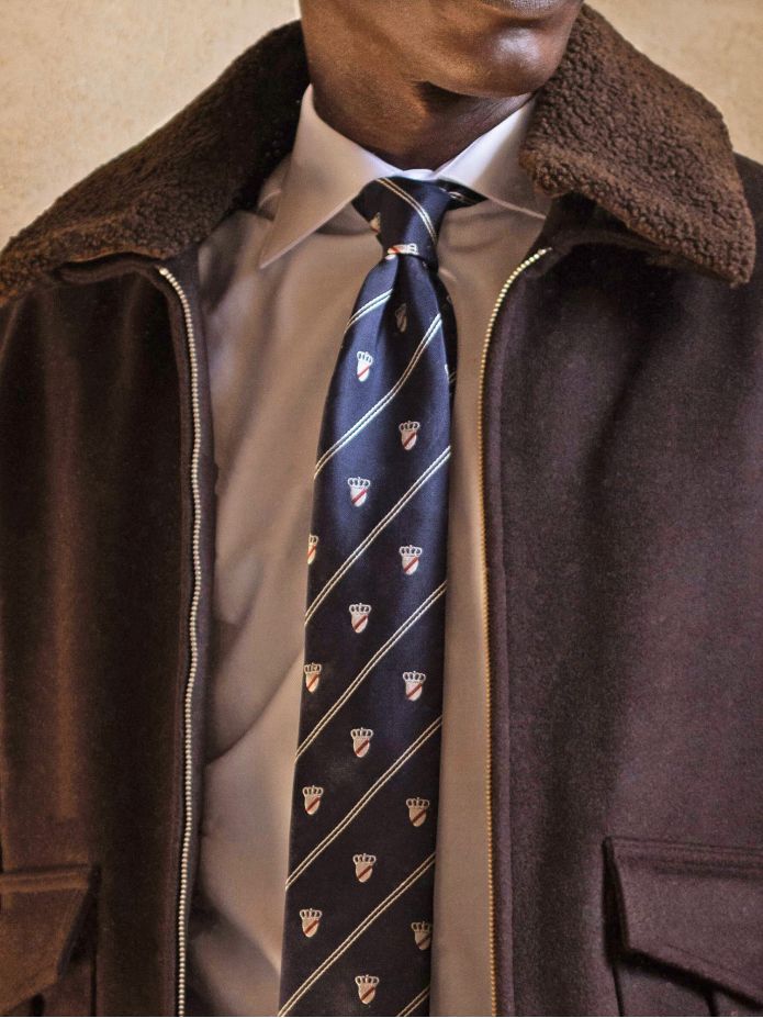 Corbata de seda azul marino con motivos de escudos