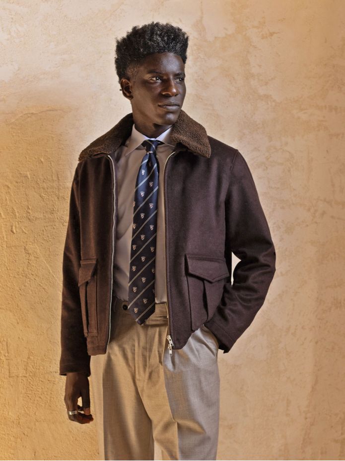 Corbata de seda azul marino con motivos de escudos