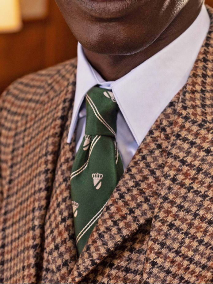 Corbata de seda verde con motivos de escudos