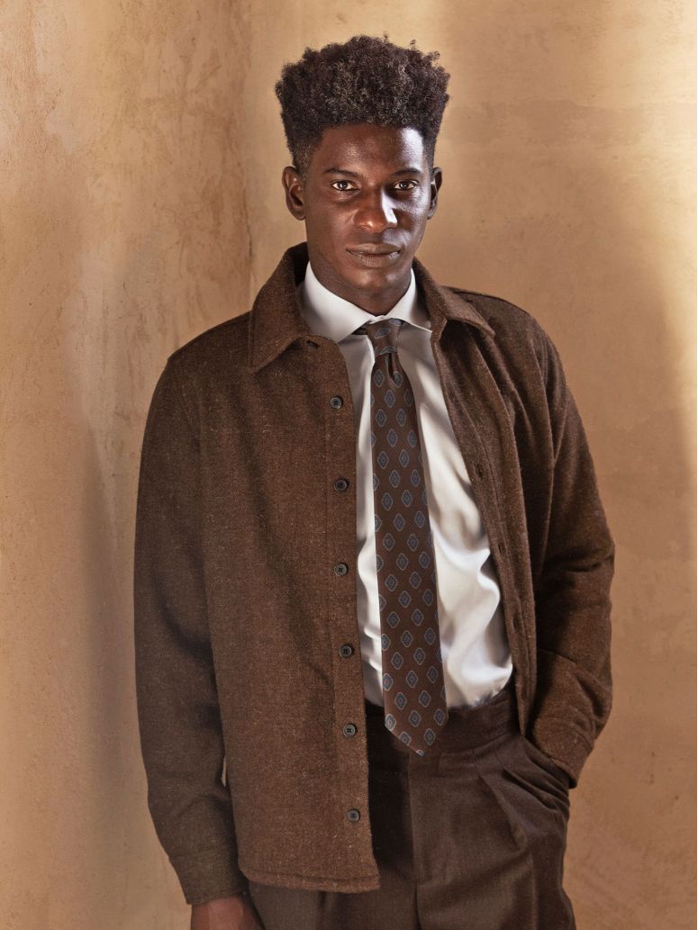 Corbata de seda marrón con motivos retro