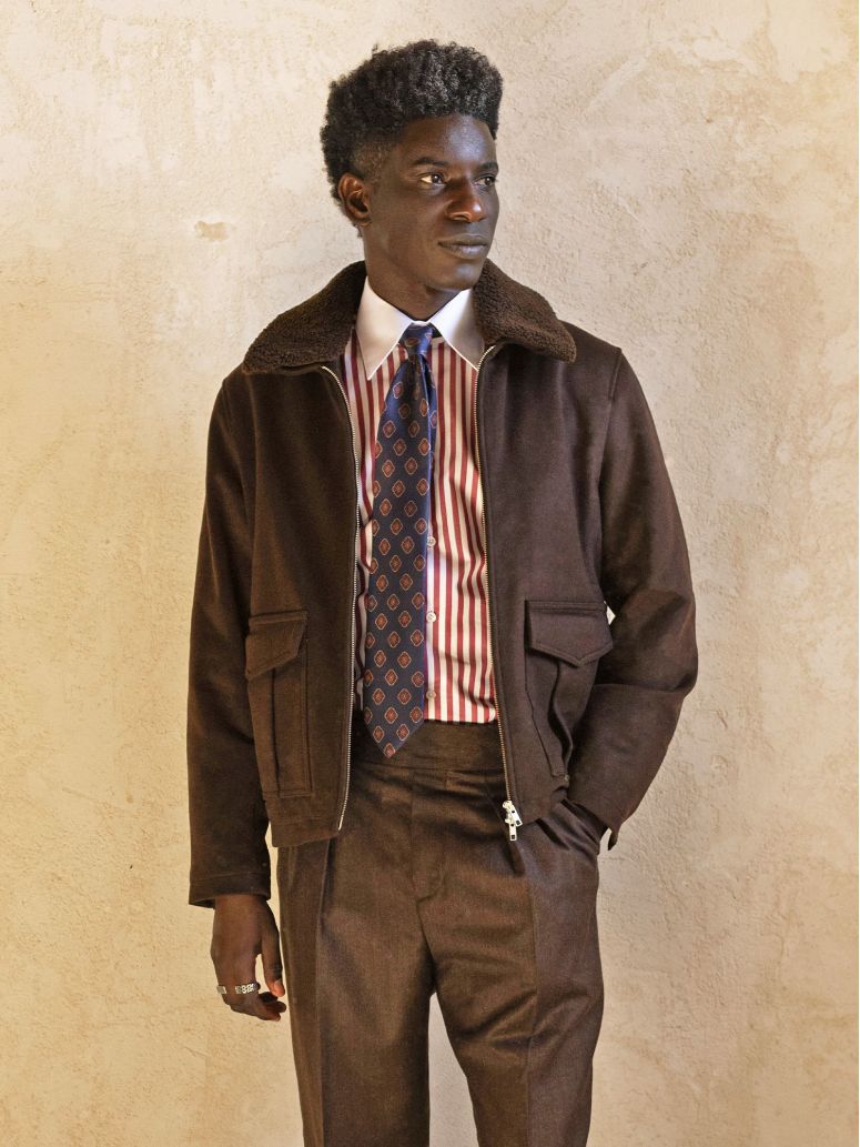 Corbata de seda azul marino con motivos retro