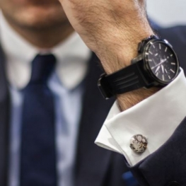 Otro reloj en su muñeca.