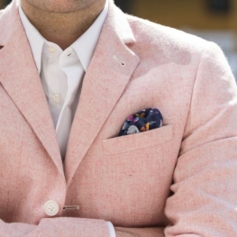 ¿Cómo llevar el pañuelo de bolsillo de traje?