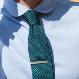 El alfiler de corbata, accesorio de moda